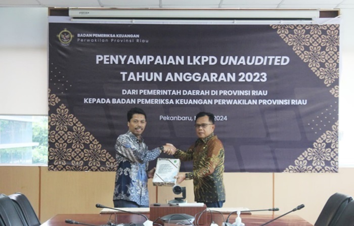Plt Bupati Asmar Serahkan LKPD Unaudited Tahun 2023 ke BPK
